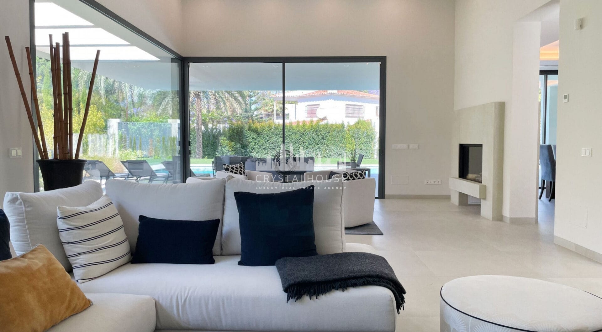 Iberis 12 is a stunning modern apartment sporting sea views within the exclusive enclave of the Puente Romano Resort on the Marbella Golden Mile.