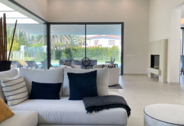 Iberis 12 is a stunning modern apartment sporting sea views within the exclusive enclave of the Puente Romano Resort on the Marbella Golden Mile.