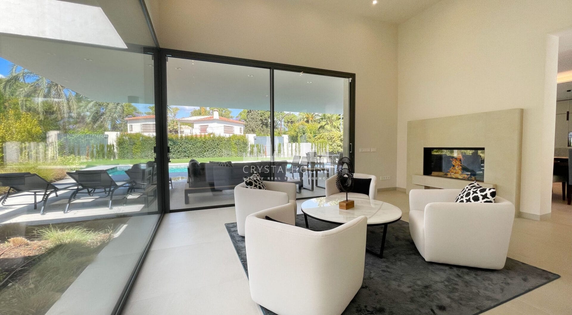 Iberis 12 is a stunning modern apartment sporting sea views within the exclusive enclave of the Puente Romano Resort on the Marbella Golden Mile.