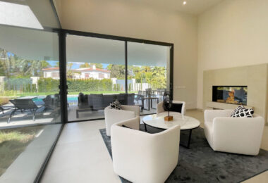 Iberis 12 is a stunning modern apartment sporting sea views within the exclusive enclave of the Puente Romano Resort on the Marbella Golden Mile.