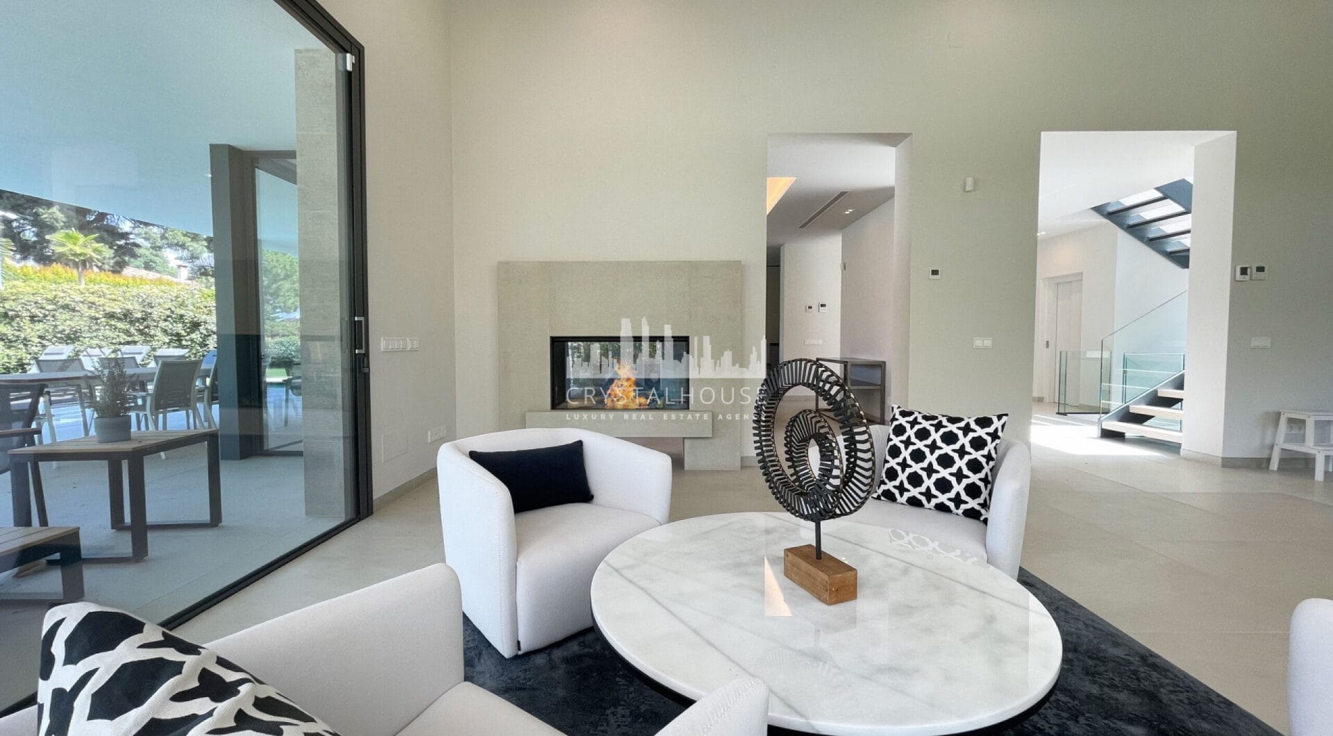 Iberis 12 is a stunning modern apartment sporting sea views within the exclusive enclave of the Puente Romano Resort on the Marbella Golden Mile.
