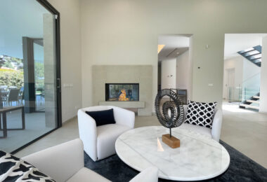 Iberis 12 is a stunning modern apartment sporting sea views within the exclusive enclave of the Puente Romano Resort on the Marbella Golden Mile.