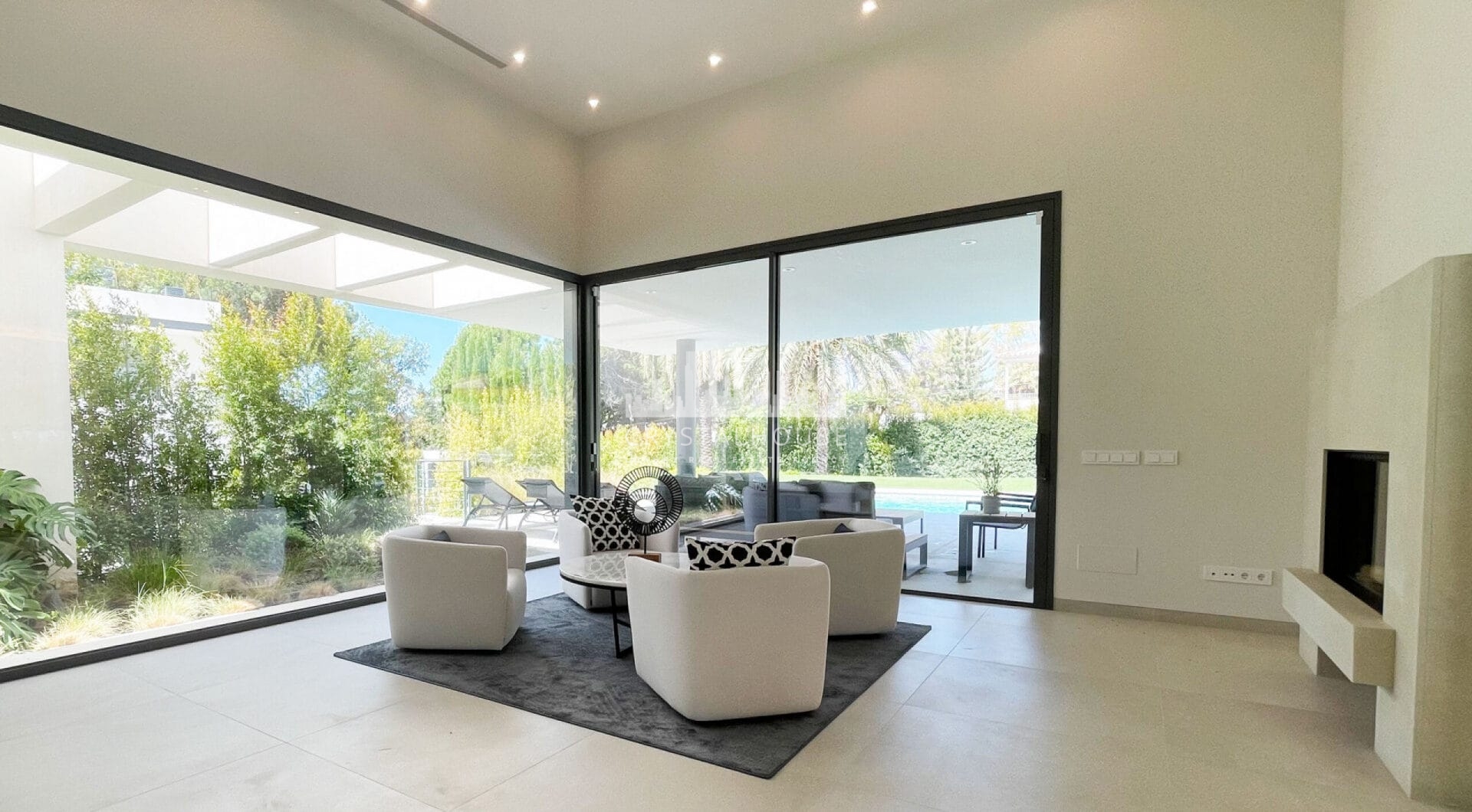 Iberis 12 is a stunning modern apartment sporting sea views within the exclusive enclave of the Puente Romano Resort on the Marbella Golden Mile.