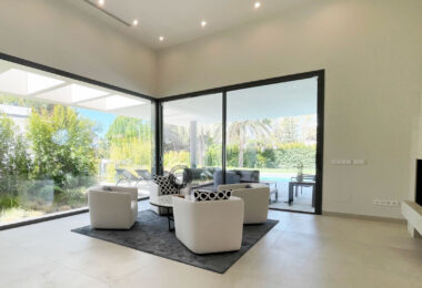 Iberis 12 is a stunning modern apartment sporting sea views within the exclusive enclave of the Puente Romano Resort on the Marbella Golden Mile.