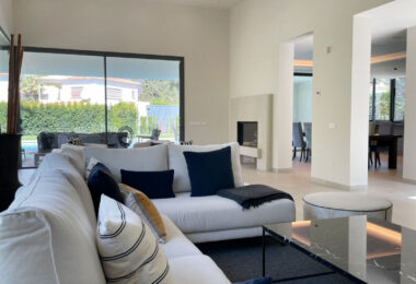 Iberis 12 is a stunning modern apartment sporting sea views within the exclusive enclave of the Puente Romano Resort on the Marbella Golden Mile.