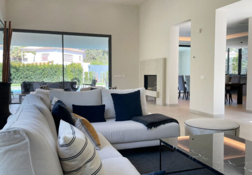 Iberis 12 is a stunning modern apartment sporting sea views within the exclusive enclave of the Puente Romano Resort on the Marbella Golden Mile.