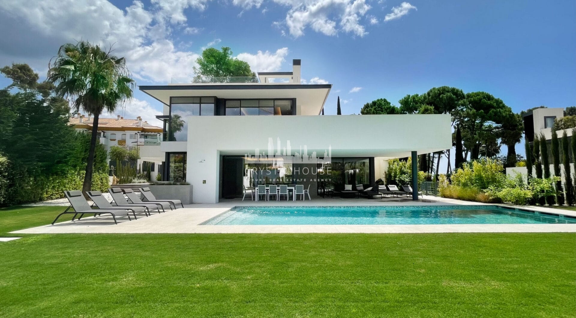 Iberis 12 is a stunning modern apartment sporting sea views within the exclusive enclave of the Puente Romano Resort on the Marbella Golden Mile.