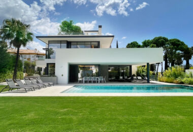 Iberis 12 is a stunning modern apartment sporting sea views within the exclusive enclave of the Puente Romano Resort on the Marbella Golden Mile.