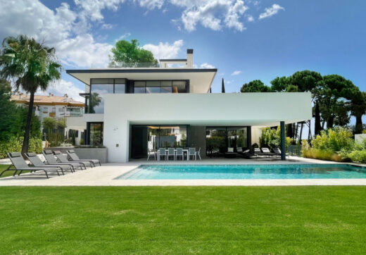 Iberis 12 is a stunning modern apartment sporting sea views within the exclusive enclave of the Puente Romano Resort on the Marbella Golden Mile.