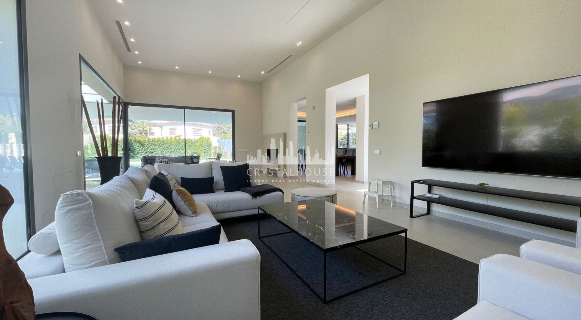 Iberis 12 is a stunning modern apartment sporting sea views within the exclusive enclave of the Puente Romano Resort on the Marbella Golden Mile.