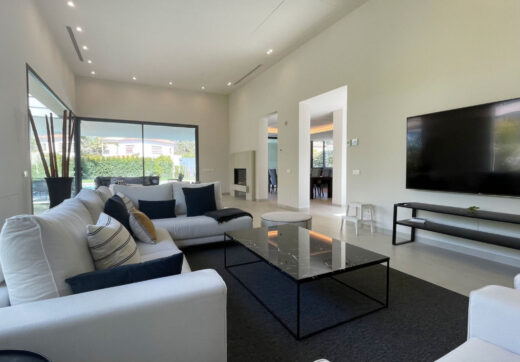 Iberis 12 is a stunning modern apartment sporting sea views within the exclusive enclave of the Puente Romano Resort on the Marbella Golden Mile.