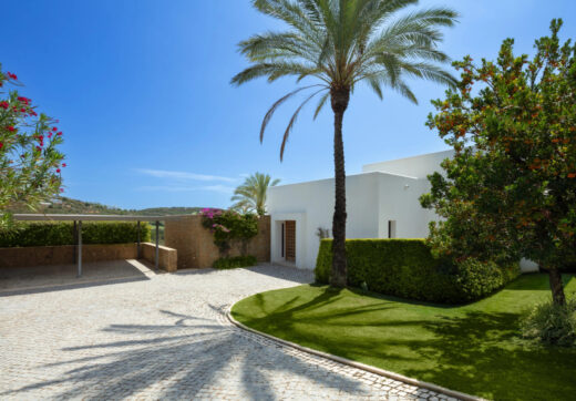 This spectacular villa is situated in Green 10 within the prestigious Finca Cortesin Resort.