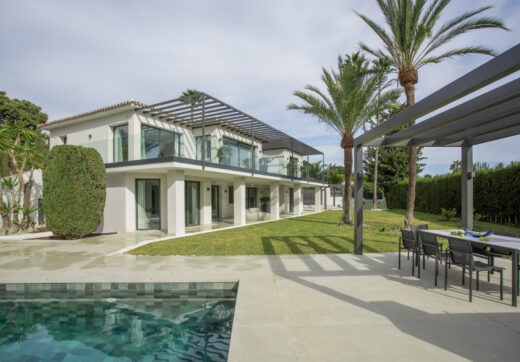 Situated on Marbella’s prestigious Golden Mile, this beautifully renovated villa offers luxury, privacy, and sustainability in one of the area’s most sought-after locations.