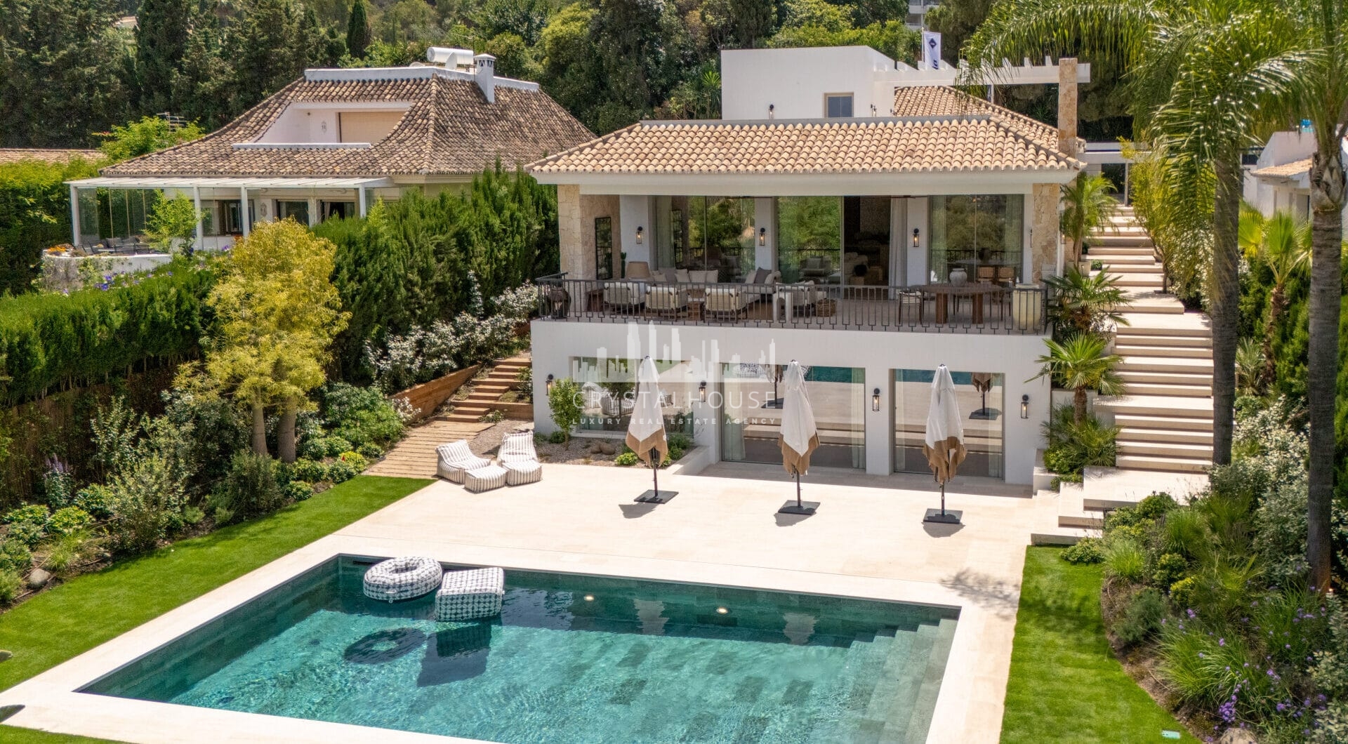 Villa Salina, located in the prestigious enclave of Nueva Andalucía, is a striking five-bedroom residence meticulously designed by the acclaimed GC Studio.