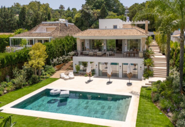 Villa Salina, located in the prestigious enclave of Nueva Andalucía, is a striking five-bedroom residence meticulously designed by the acclaimed GC Studio.