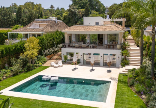 Villa Salina, located in the prestigious enclave of Nueva Andalucía, is a striking five-bedroom residence meticulously designed by the acclaimed GC Studio.