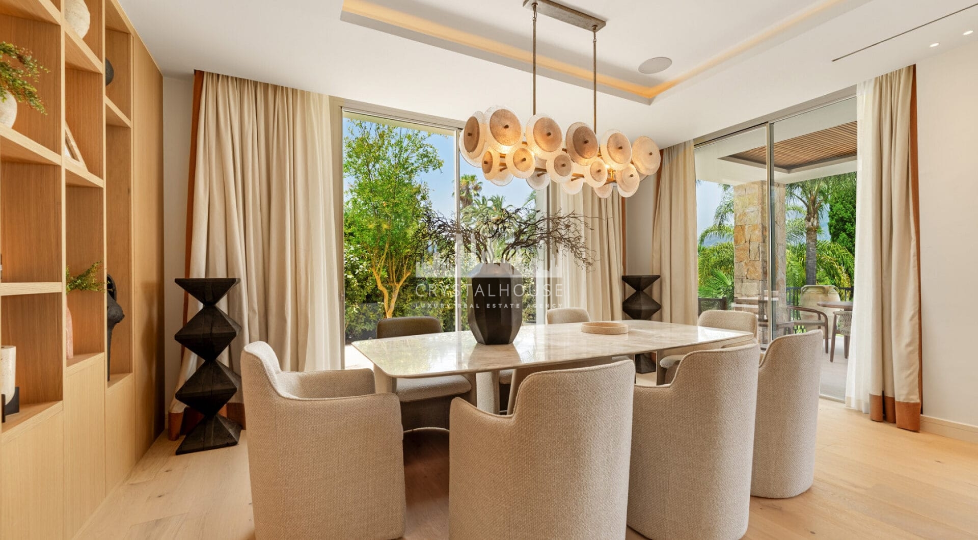 Villa Salina, located in the prestigious enclave of Nueva Andalucía, is a striking five-bedroom residence meticulously designed by the acclaimed GC Studio.