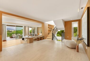 Villa Salina, located in the prestigious enclave of Nueva Andalucía, is a striking five-bedroom residence meticulously designed by the acclaimed GC Studio.