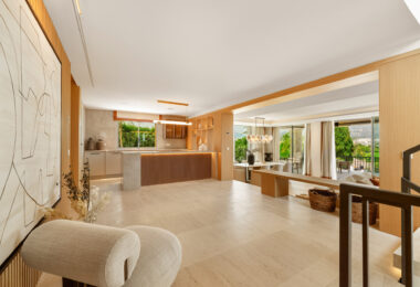 Villa Salina, located in the prestigious enclave of Nueva Andalucía, is a striking five-bedroom residence meticulously designed by the acclaimed GC Studio.