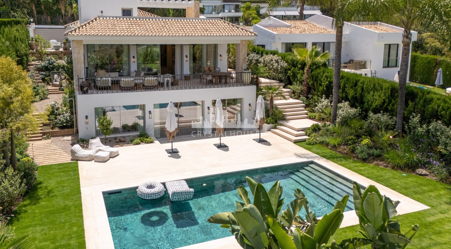 Villa Salina, located in the prestigious enclave of Nueva Andalucía, is a striking five-bedroom residence meticulously designed by the acclaimed GC Studio.