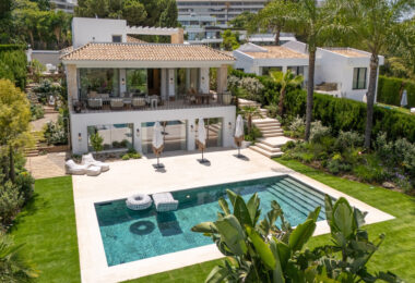 Villa Salina, located in the prestigious enclave of Nueva Andalucía, is a striking five-bedroom residence meticulously designed by the acclaimed GC Studio.