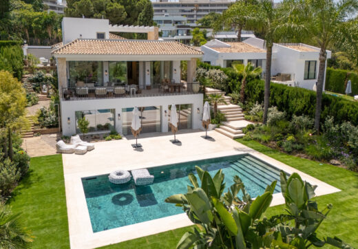 Villa Salina, located in the prestigious enclave of Nueva Andalucía, is a striking five-bedroom residence meticulously designed by the acclaimed GC Studio.