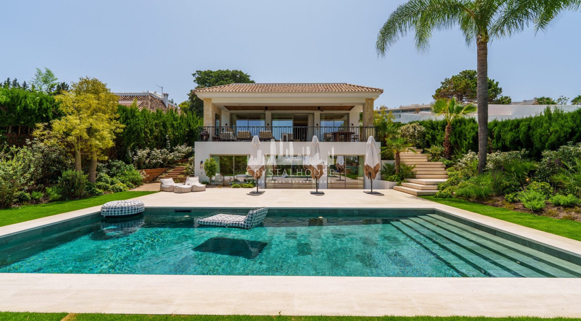 Villa Salina, located in the prestigious enclave of Nueva Andalucía, is a striking five-bedroom residence meticulously designed by the acclaimed GC Studio.