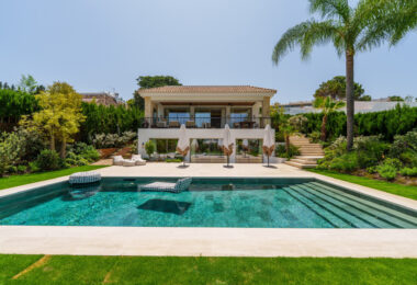 Villa Salina, located in the prestigious enclave of Nueva Andalucía, is a striking five-bedroom residence meticulously designed by the acclaimed GC Studio.