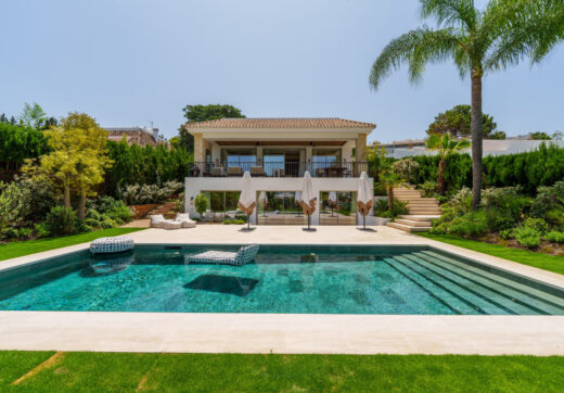 Villa Salina, located in the prestigious enclave of Nueva Andalucía, is a striking five-bedroom residence meticulously designed by the acclaimed GC Studio.