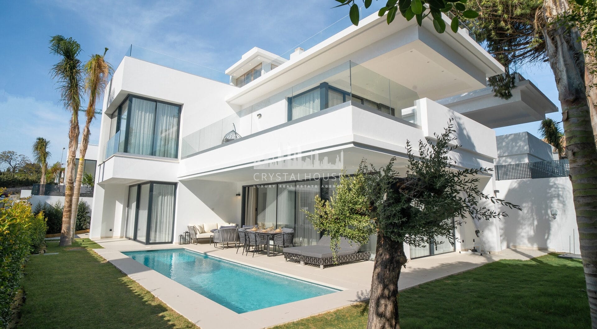 Luxury Villa in Rio Verde, Just 100m from the Beach