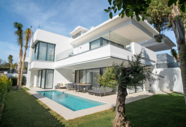 Luxury Villa in Rio Verde, Just 100m from the Beach