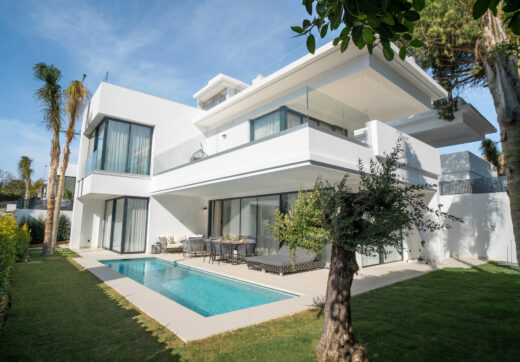 Luxury Villa in Rio Verde, Just 100m from the Beach