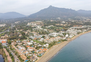 Luxury Villa in Rio Verde, Just 100m from the Beach