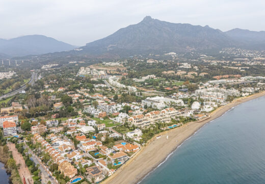 Luxury Villa in Rio Verde, Just 100m from the Beach