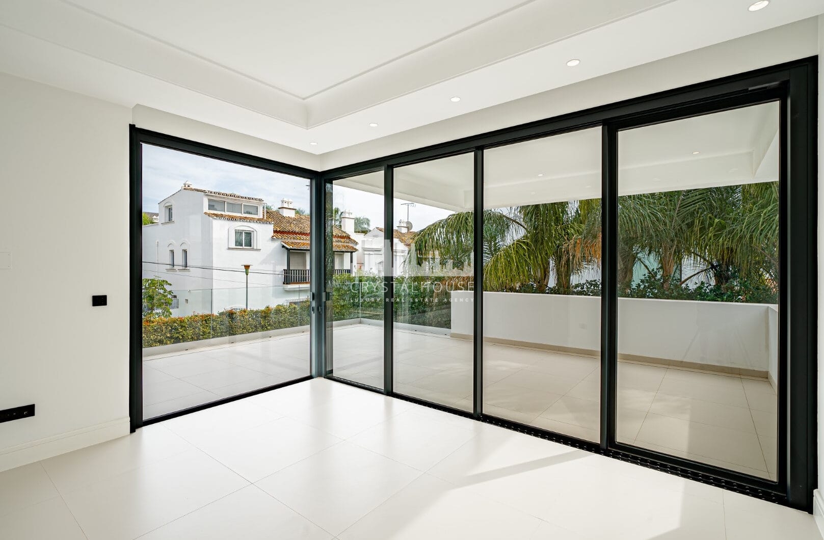 Luxury Villa in Rio Verde, Just 100m from the Beach
