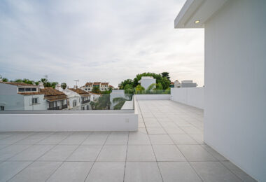 Luxury Villa in Rio Verde, Just 100m from the Beach