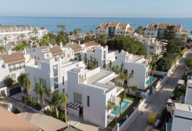 Luxury Villa in Rio Verde, Just 100m from the Beach