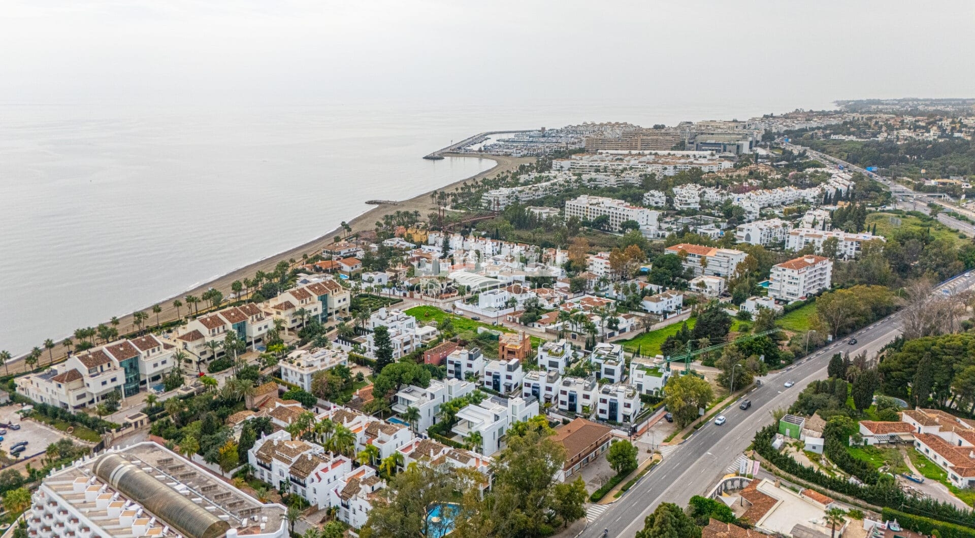 Luxury Villa in Rio Verde, Just 100m from the Beach