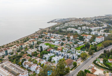 Luxury Villa in Rio Verde, Just 100m from the Beach