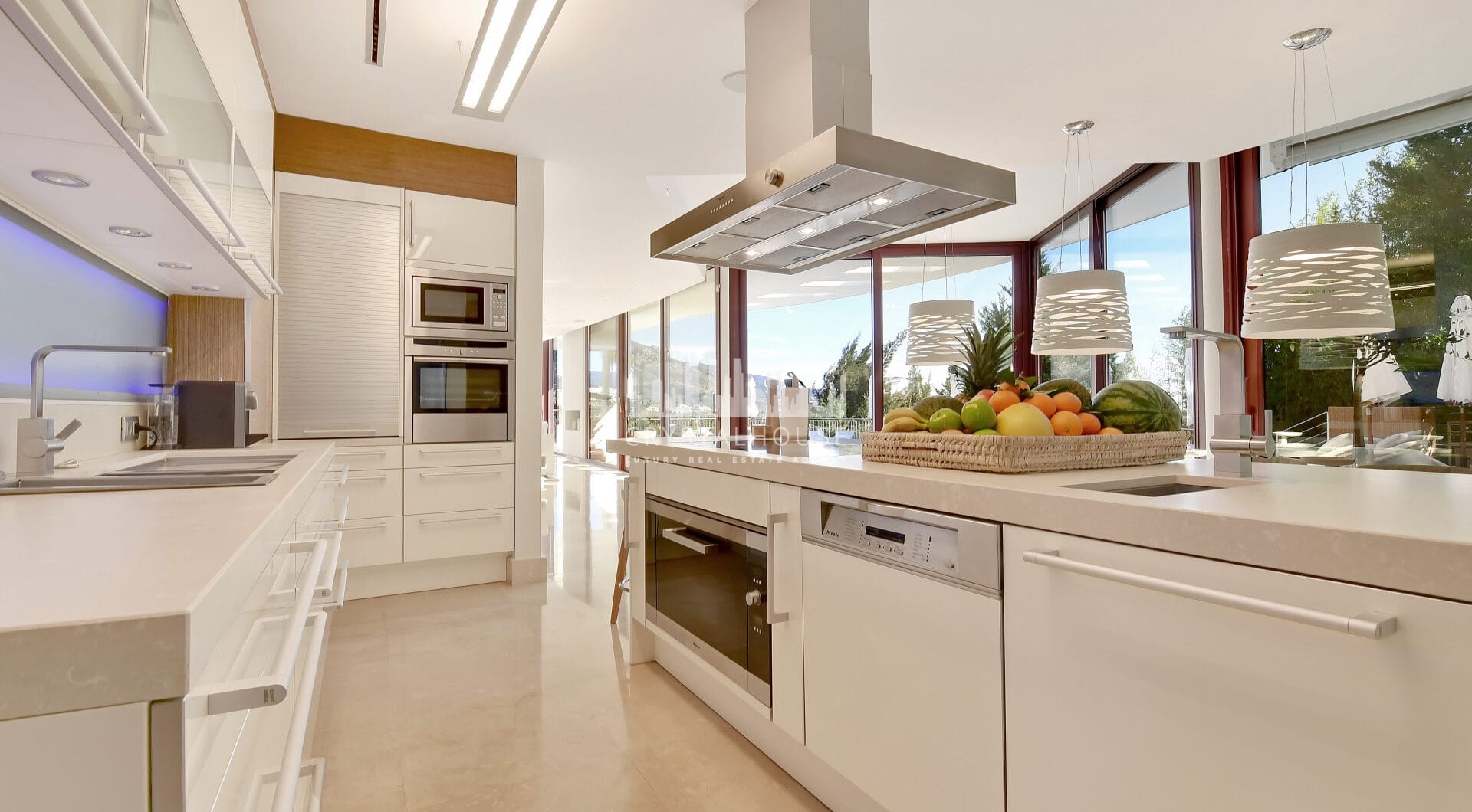 Contemporary Villa with Private Pool &amp; Garden in Los Naranjos