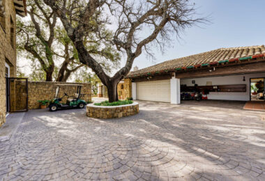 Astonishing 7-bedroom villa with panoramic sea views, private pool, and sprawling 5-hectare estate in La Mairena.