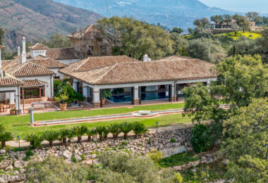 Astonishing 7-bedroom villa with panoramic sea views, private pool, and sprawling 5-hectare estate in La Mairena.