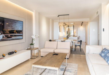 Modern Apartment with Panoramic Sea Views in Benahavís