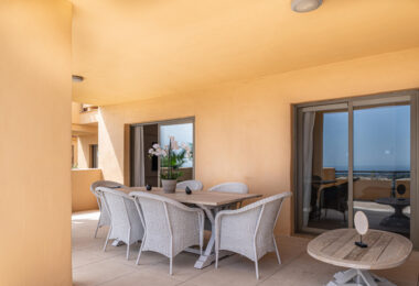 Modern Apartment with Panoramic Sea Views in Benahavís