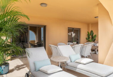 Modern Apartment with Panoramic Sea Views in Benahavís