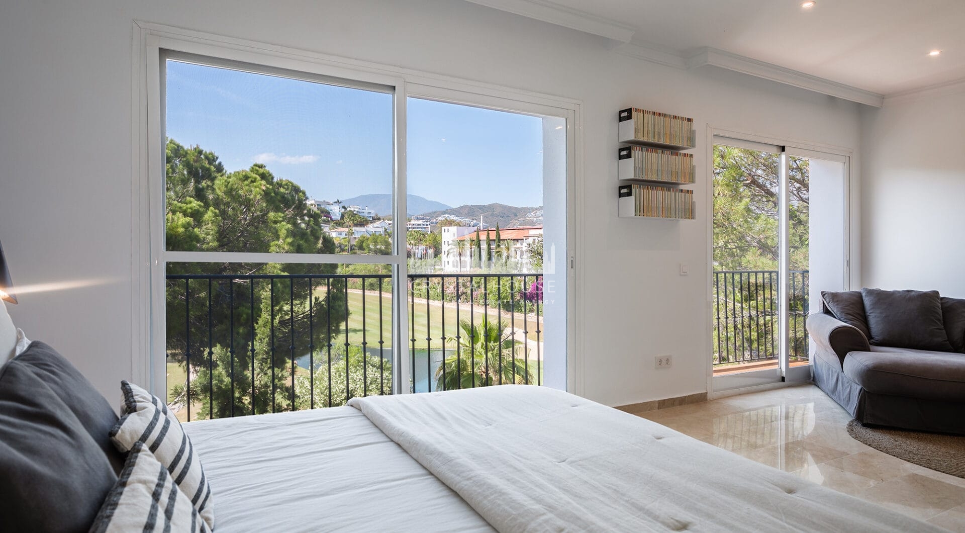 Spacious 4-bedroom, 4-bathroom townhouse in the sought-after area of La Quinta, Benahavís.