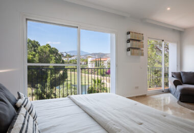 Spacious 4-bedroom, 4-bathroom townhouse in the sought-after area of La Quinta, Benahavís.
