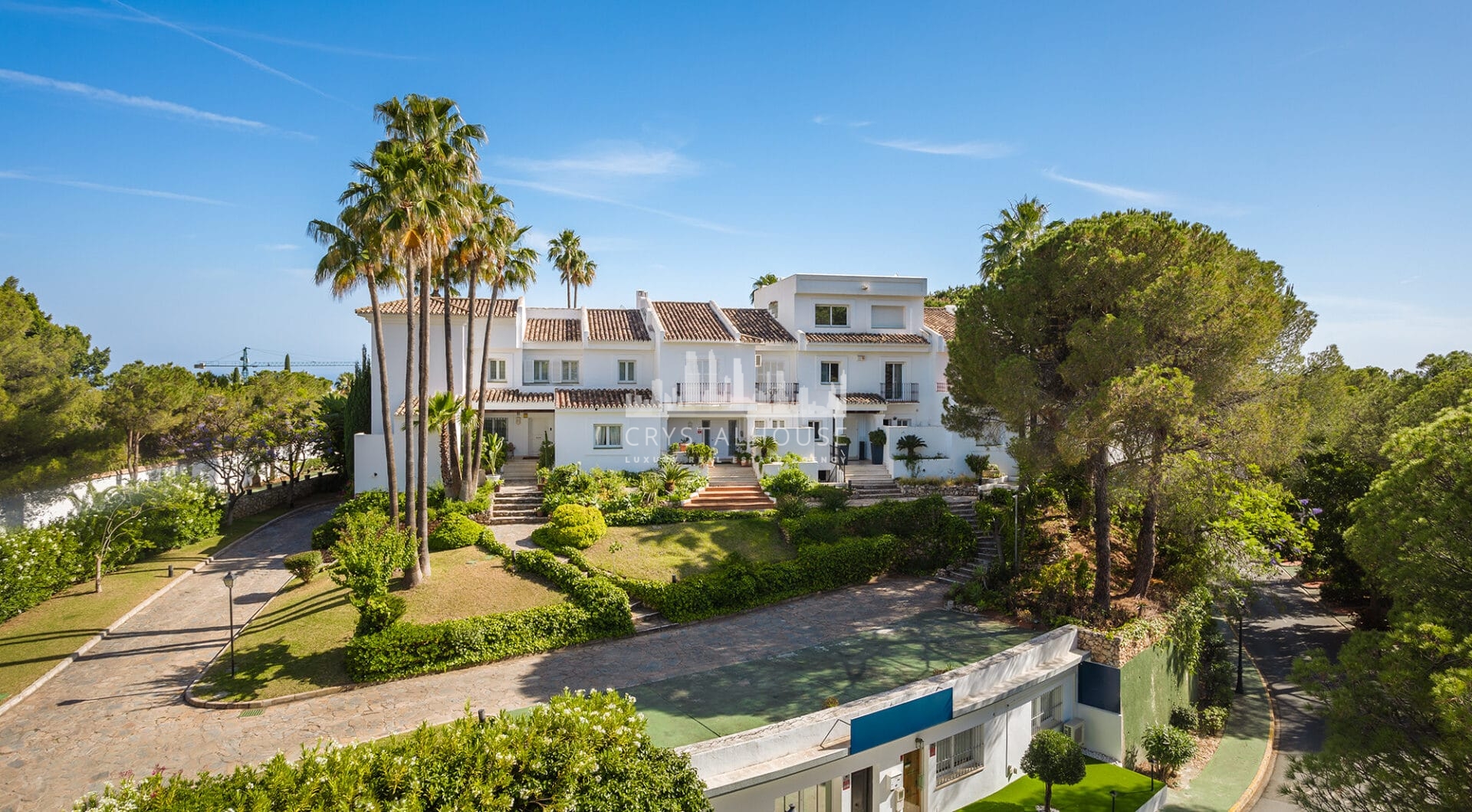 Spacious 4-bedroom, 4-bathroom townhouse in the sought-after area of La Quinta, Benahavís.