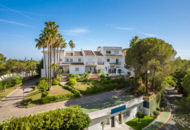 Spacious 4-bedroom, 4-bathroom townhouse in the sought-after area of La Quinta, Benahavís.