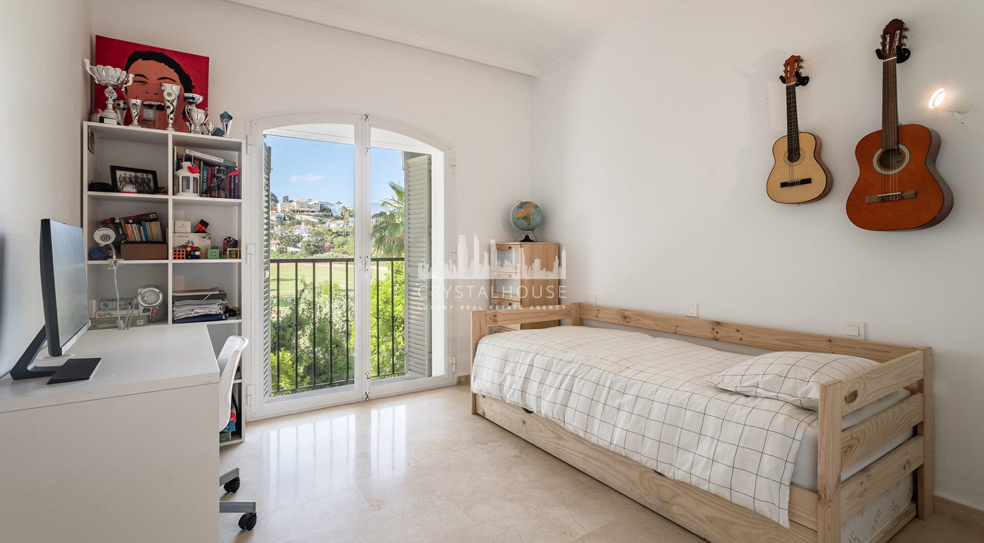 Spacious 4-bedroom, 4-bathroom townhouse in the sought-after area of La Quinta, Benahavís.